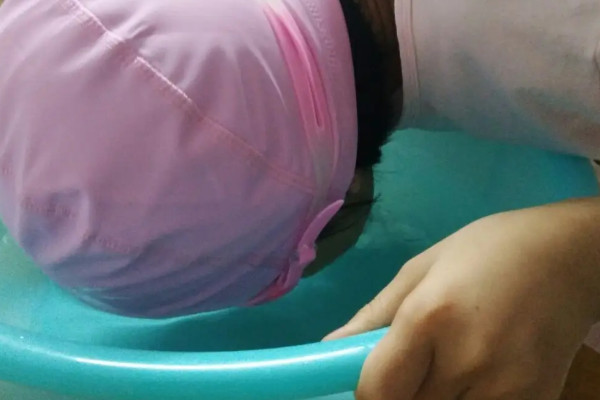 水下憋气(水下憋气挣扎)